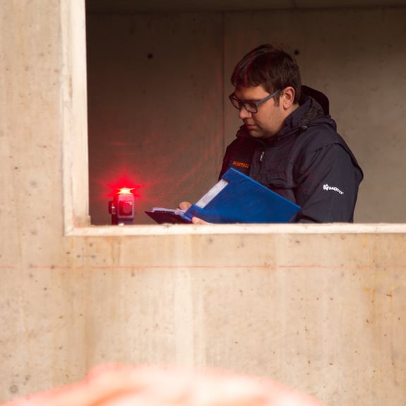 Montagearbeiter vor Einbau der Alu-Fenster