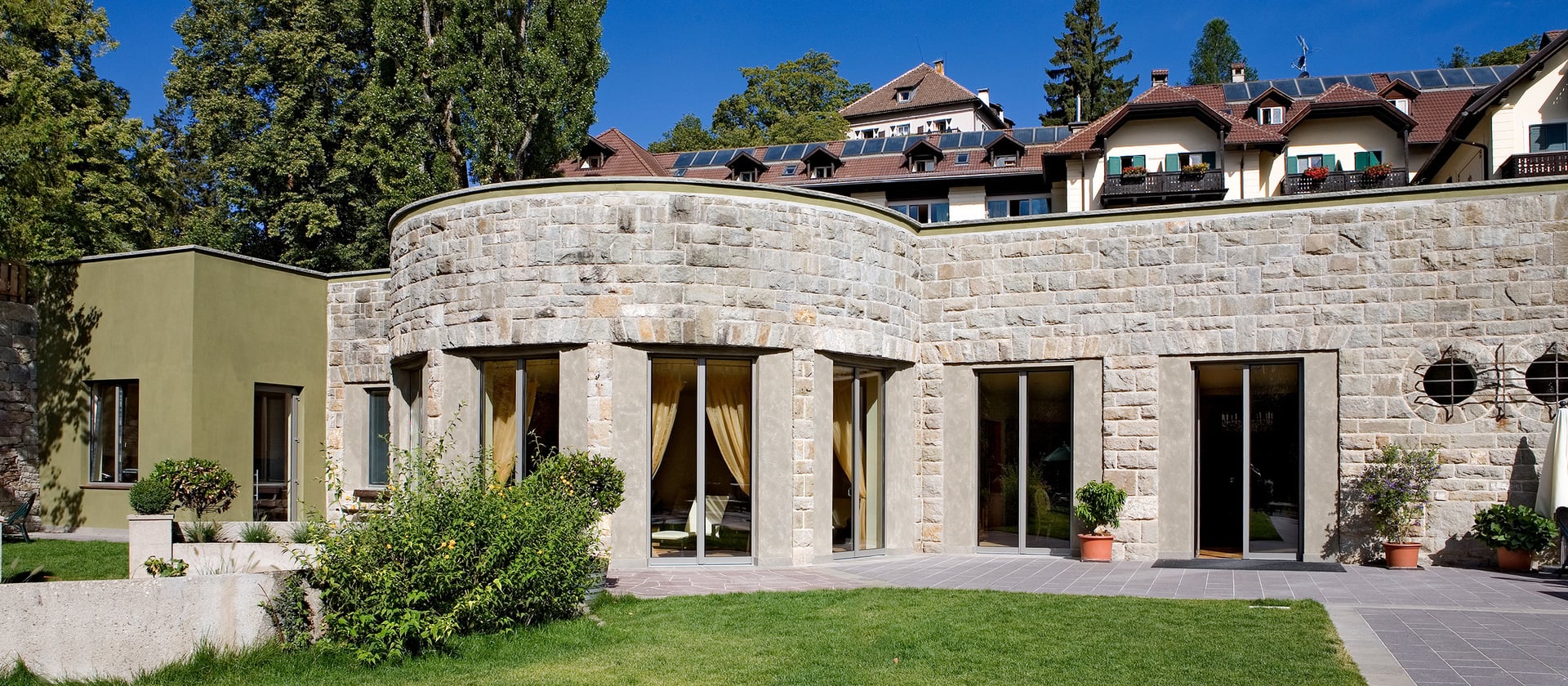 Wellnessbereich eines Hotels mit großzügiger Aluminium-Fensterverteilung