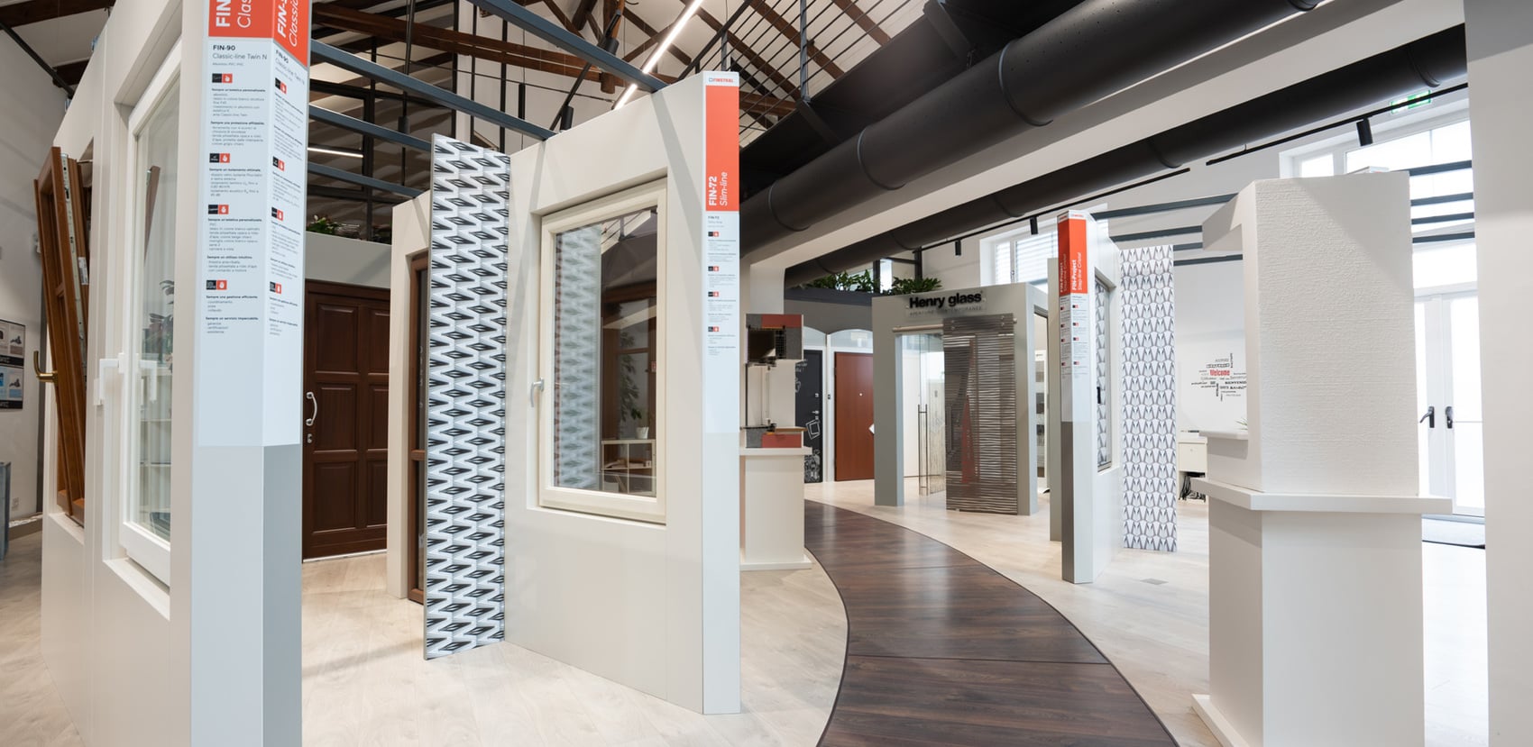 Esposizione di finestre e porte d’ingresso Finstral