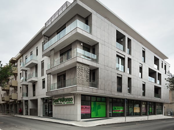 Edifício moderno em Lucera