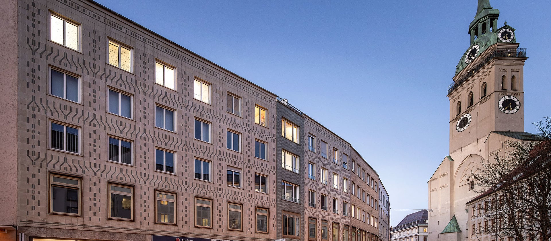 De nouvelles fenêtres pour une façade en céramique à préserver.