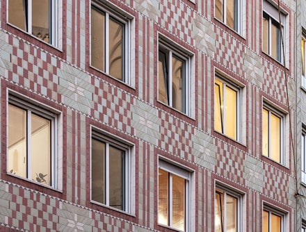 De nouvelles fenêtres pour une façade en céramique à préserver.