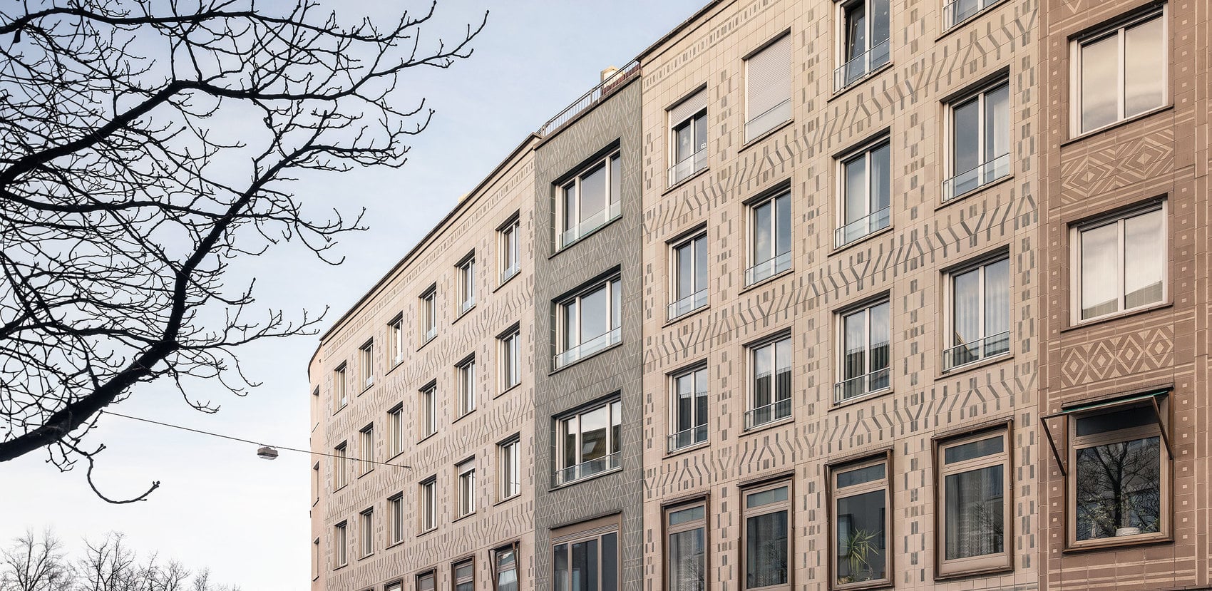 De nouvelles fenêtres pour une façade en céramique à préserver.
