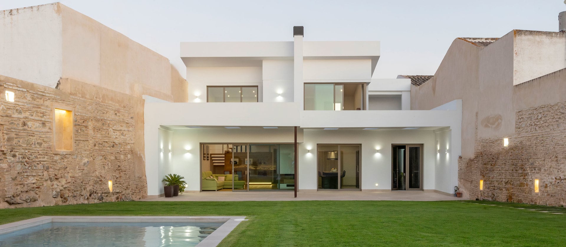 Nieuw huis tussen oude muren