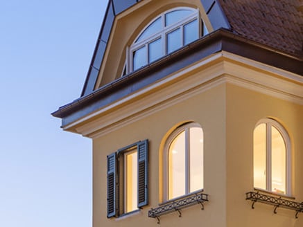 Fascino storico, serramenti moderni: ristrutturazione di una casa a Bolzano.
