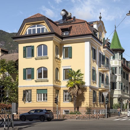 Altbauoptik mit neuen Fenstern: Sanierung einer Bozner Villa.
