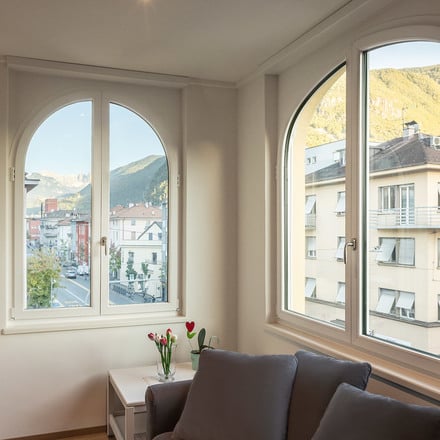 Altbauoptik mit neuen Fenstern: Sanierung einer Bozner Villa.