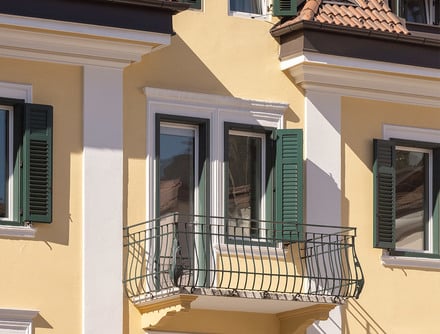 Altbauoptik mit neuen Fenstern: Sanierung einer Bozner Villa.