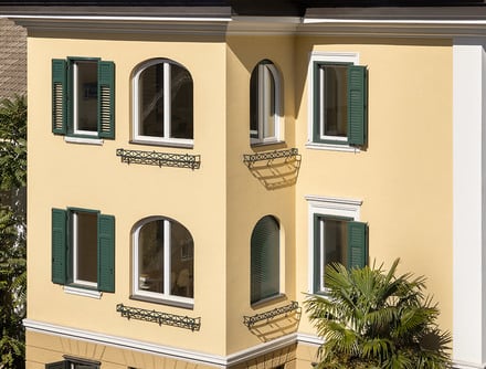 Altbauoptik mit neuen Fenstern: Sanierung einer Bozner Villa.