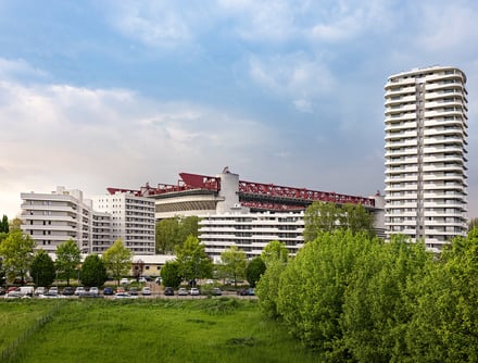Das Ensemble aus drei unterschiedlich hohen Baukörpern direkt am großen Park als eigenständiger Landschaftsraum.